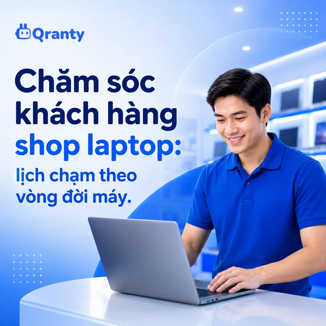Kỹ thuật viên vệ sinh quạt tản nhiệt laptop tại quầy, minh hoạ quy trình chăm sóc khách hàng shop laptop theo vòng đời máy