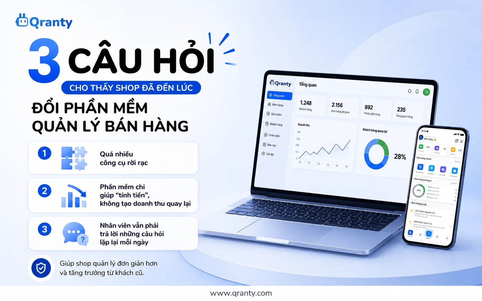Chủ cửa hàng điện thoại đối chiếu bảng tiêu chí trên máy tính để chọn phần mềm quản lý bảo hành